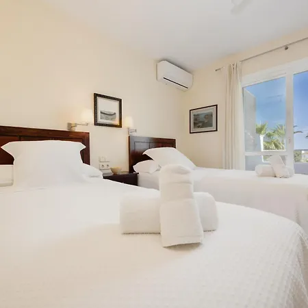 2 Storey Townhouse With Large Terrace Garden, Bbq And Close To The Beach, In Elviria, 公寓