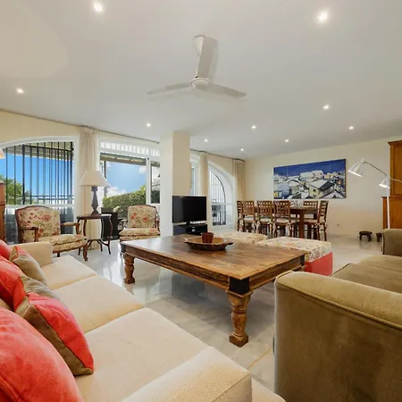 2 Storey Townhouse With Large Terrace Garden, Bbq And Close To The Beach, In Elviria, 公寓