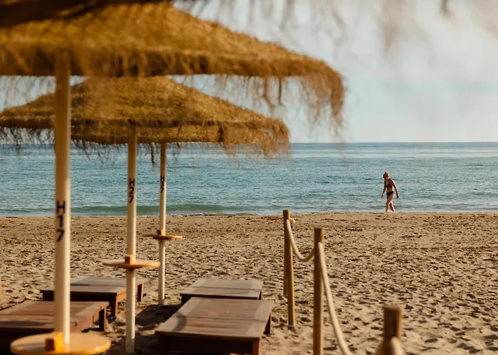 2 Storey Townhouse With Large Terrace Garden, Bbq And Close To The Beach, In Elviria, شقة ماربيا