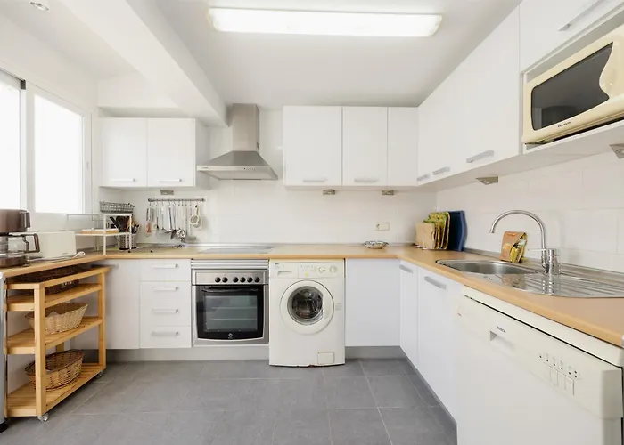 2 Storey Townhouse With Large Terrace Garden, Bbq And Close To The Beach, In Elviria, Apartamento