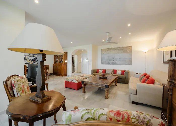 2 Storey Townhouse With Large Terrace Garden, Bbq And Close To The Beach, In Elviria, شقة *