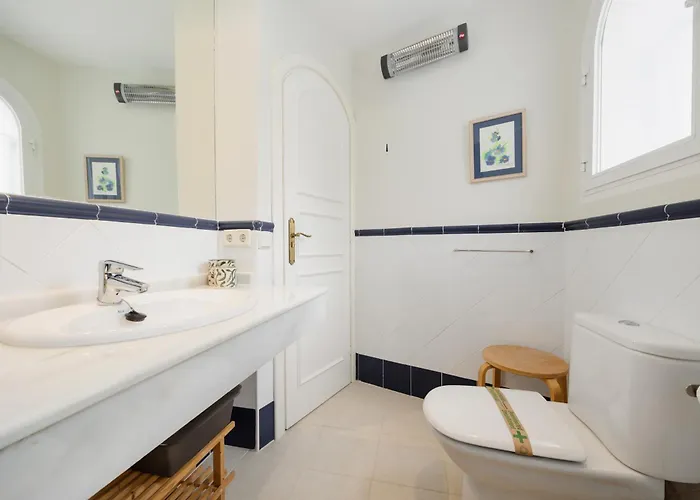 شقة 2 Storey Townhouse With Large Terrace Garden, Bbq And Close To The Beach, In Elviria,