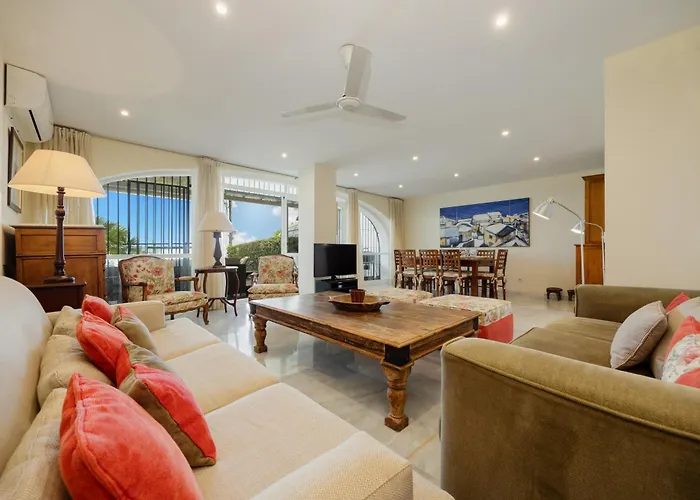 2 Storey Townhouse With Large Terrace Garden, Bbq And Close To The Beach, In Elviria, شقة