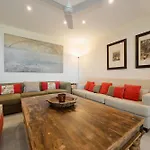 アパート 2 Storey Townhouse With Large Terrace Garden, Bbq And Close To The Beach, In Elviria, マルベーリャ