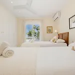 アパート 2 Storey Townhouse With Large Terrace Garden, Bbq And Close To The Beach, In Elviria, *