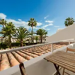 アパート 2 Storey Townhouse With Large Terrace Garden, Bbq And Close To The Beach, In Elviria,
