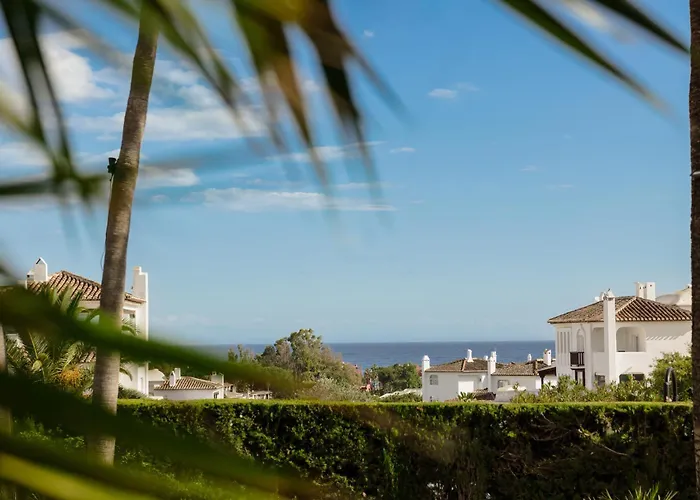 Lägenhet 2 Storey Townhouse With Large Terrace Garden, Bbq And Close To The Beach, In Elviria, Marbella
