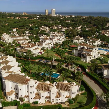 Lejlighed 2 Storey Townhouse With Large Terrace Garden, Bbq And Close To The Beach, In Elviria, *