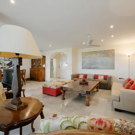 2 Storey Townhouse With Large Terrace Garden, Bbq And Close To The Beach, In Elviria, Lejlighed *