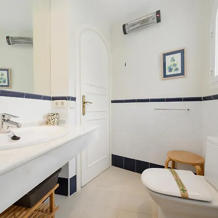 Lejlighed 2 Storey Townhouse With Large Terrace Garden, Bbq And Close To The Beach, In Elviria,